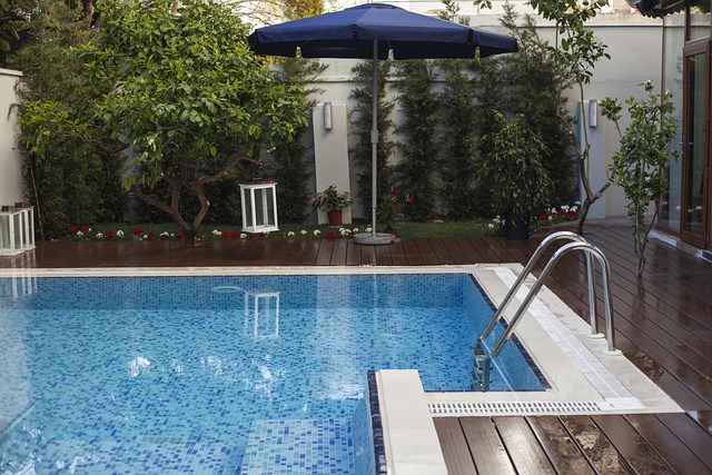 Terrasse bois autour d une piscine